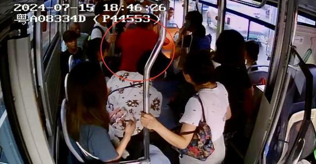 九游娱乐:乘客突然晕倒广州番禺公交司机紧急处置获点赞