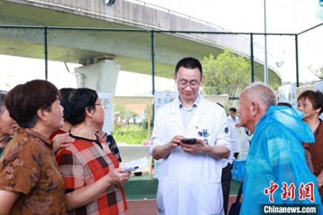 百余专家回老家义诊:用医学所成回馈家乡点亮乡村医路