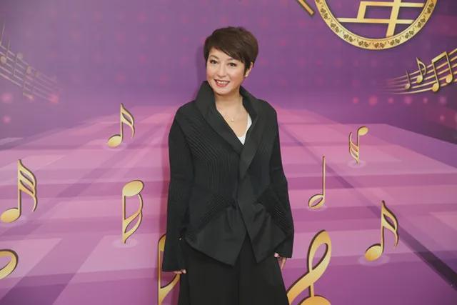 热点新闻：2024年央视春晚上迪丽热巴意外摔倒成为焦点(图6)