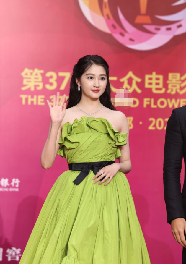 一场红毯上女明星的比美让人看到“富态美”和网感美的区别！(图4)