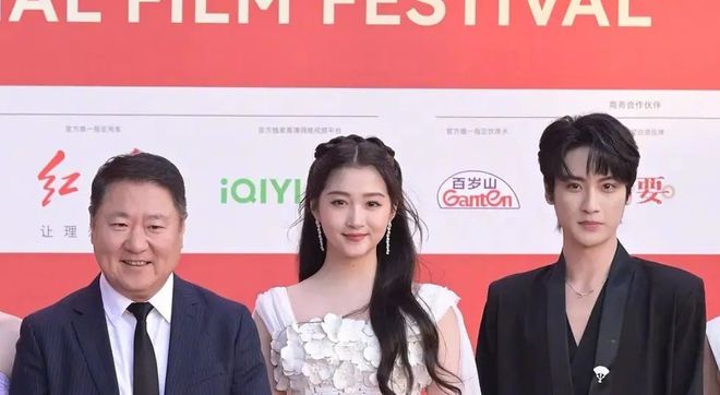一场红毯上女明星的比美让人看到“富态美”和网感美的区别！(图2)