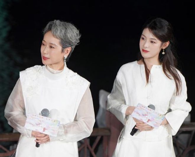 九游娱乐：70岁“少女”赵雅芝和61岁白发叶童再次同框！观众会买谁的账？(图10)
