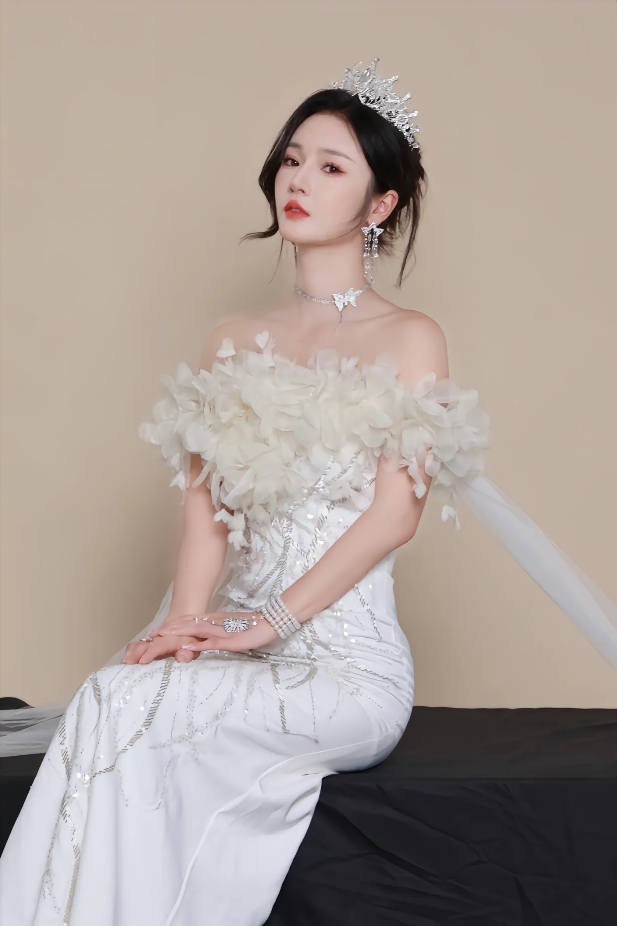 胡冬晴荣获首届全国微短剧人物大典2024年度魅力女演员提名(图3)