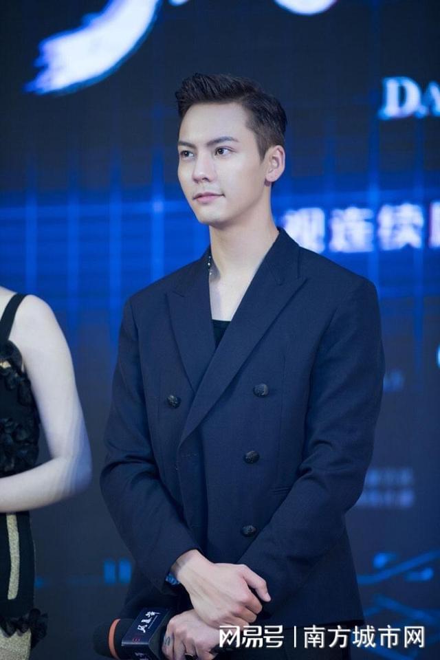 重塑娱乐新生态:明星经纪人公司携手2024年报价表开启高效邀请演出新篇章