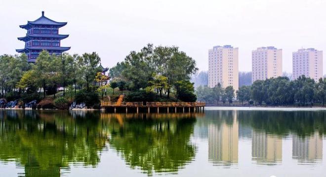 九游娱乐文化：秋雨初霁的洛宁滨河公园