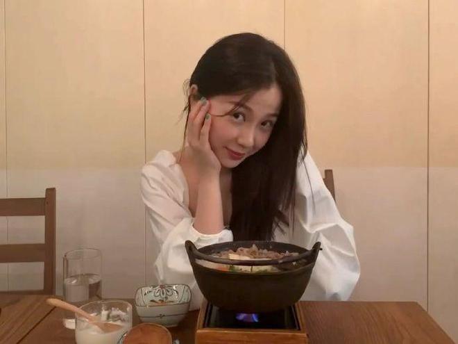 九游娱乐文化：深度分析内娱“四大普女”杨紫白鹿榜上有名生图精修差太多！(图4)
