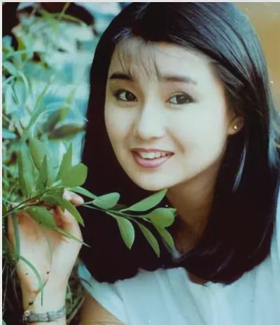 九游娱乐：梁朝伟传绯闻张曼玉罕见露面20年未育原因揭秘！(图2)