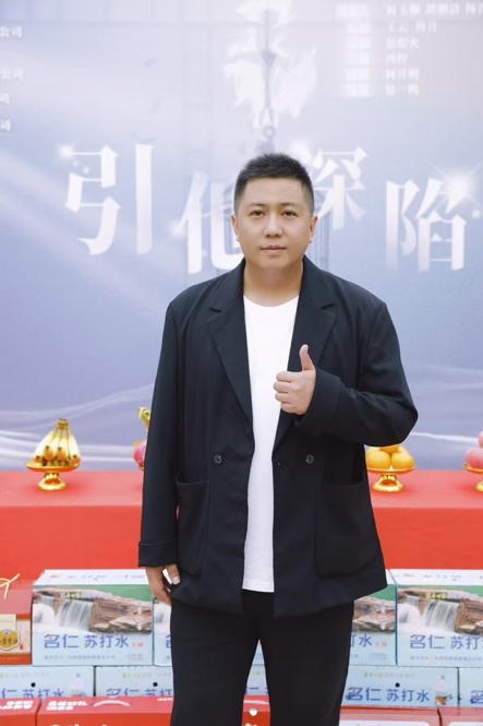 九游娱乐文化：短剧《引他深陷》圆满杀青总制片人杨晋谈起创作初心