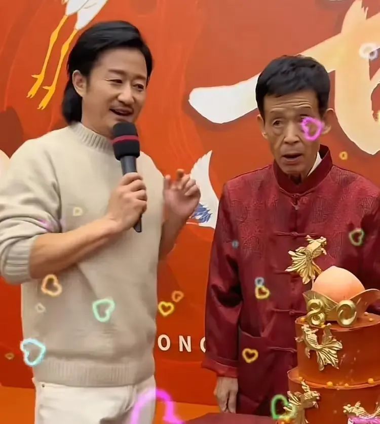九游娱乐:吴京为80岁父亲庆生!三代同框画面十分温馨