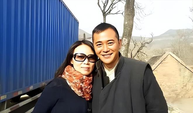 九游娱乐:他长得帅演技好不顾一切娶大15岁妻恩爱至今没生孩子也幸福