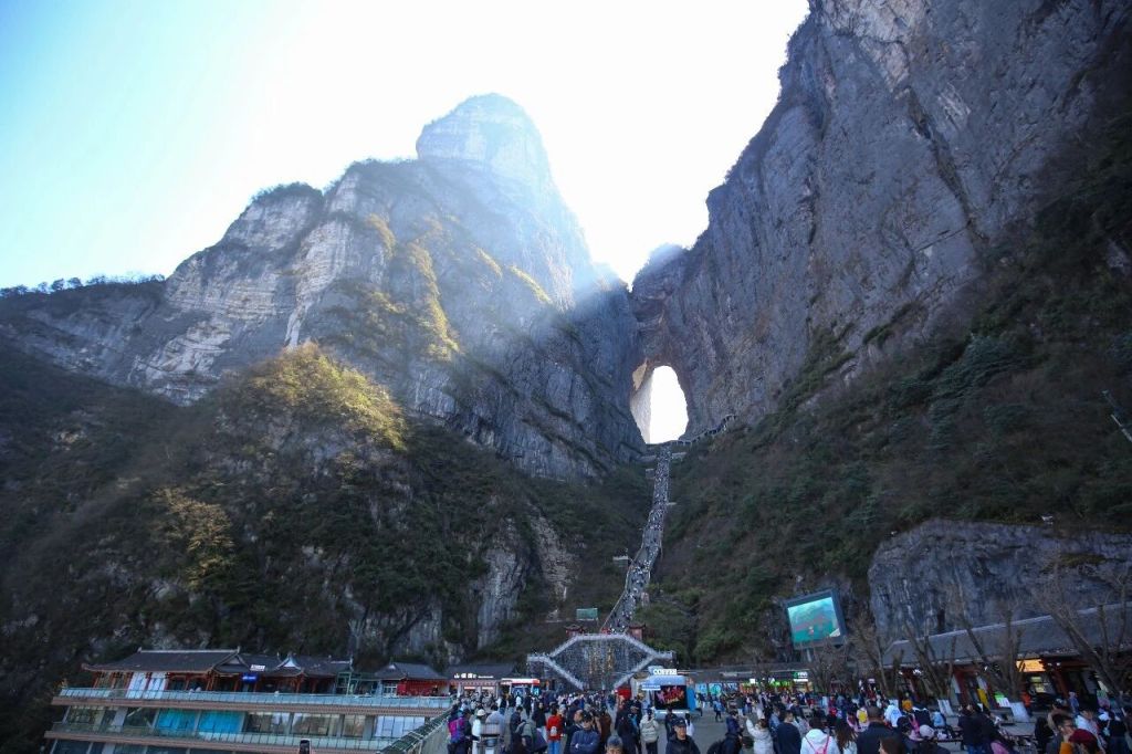 多地游客接待量两位数增长部分机票跳水游客
