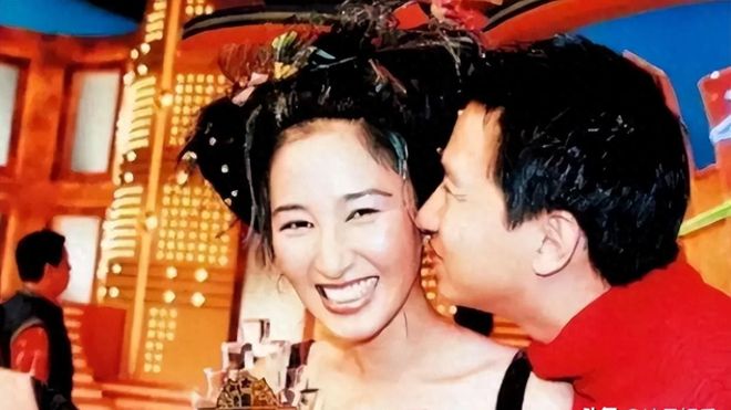 关咏荷40岁嫁“渣渣辉”42岁高龄生女婚姻并不被外界看好