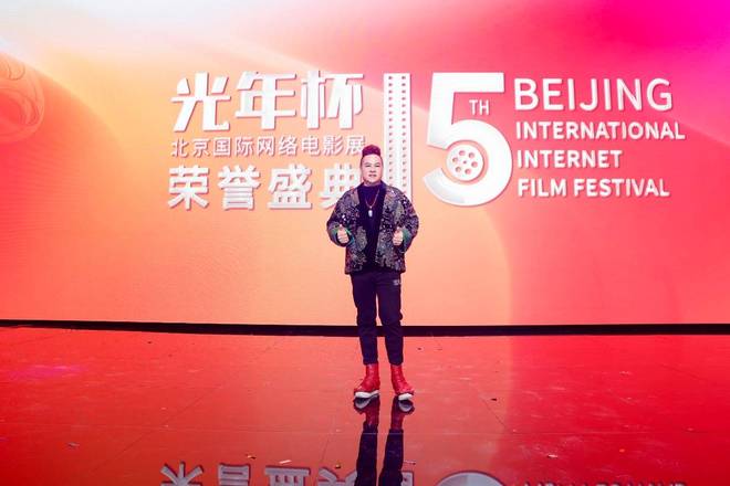 九游娱乐:世界夫人创始人冯跃振携电影《6070》剧组出席北京国际网络电影展荣誉盛典